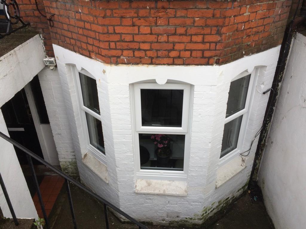 Lot: 65 - END-TERRACE ARRANGED AS FIVE BEDSITS AND SELF-CONTAINED FLAT -
